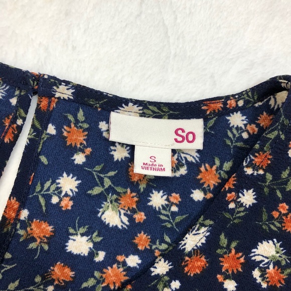 SO Scoopneck Twisted Front Keyhole Back Top in Navy Floral size Small - Picture 12 of 12